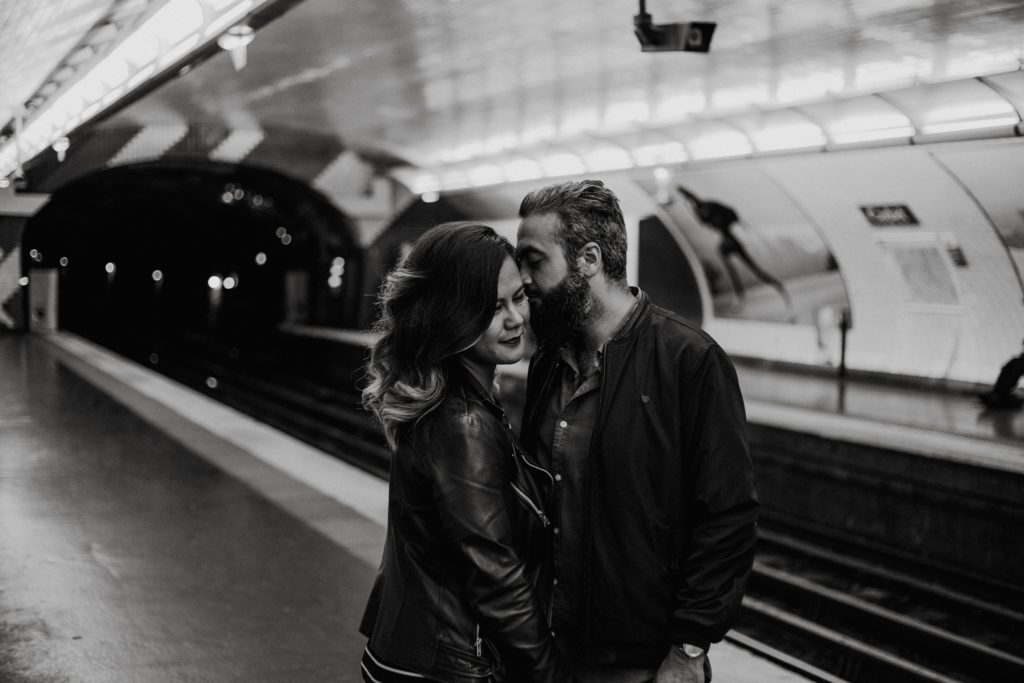 Seance couple métro paris