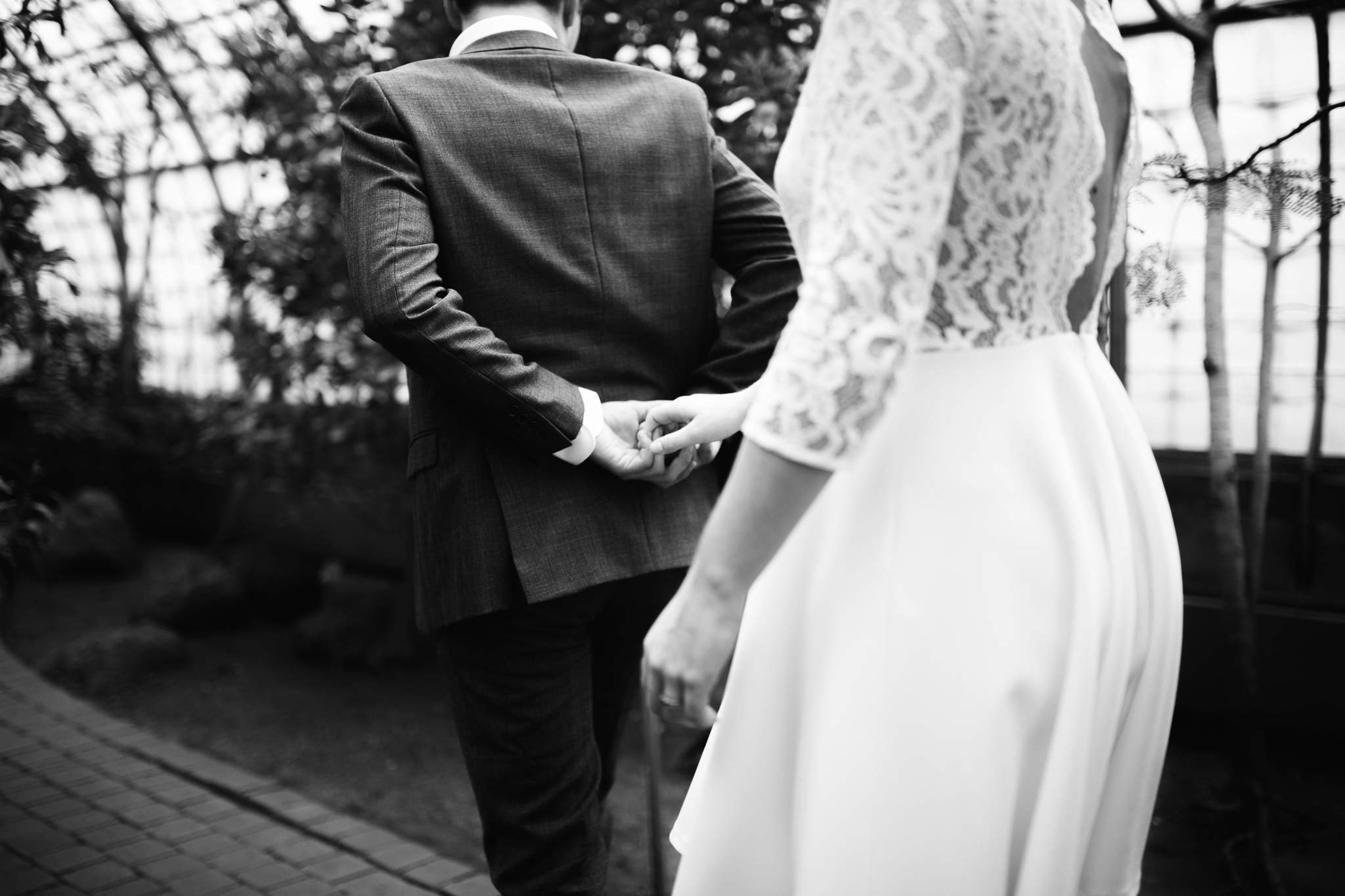 Couple marié dans les serres d'auteuil à Paris