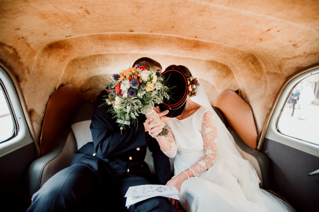 Cécile & Clément à bord de leur traction.