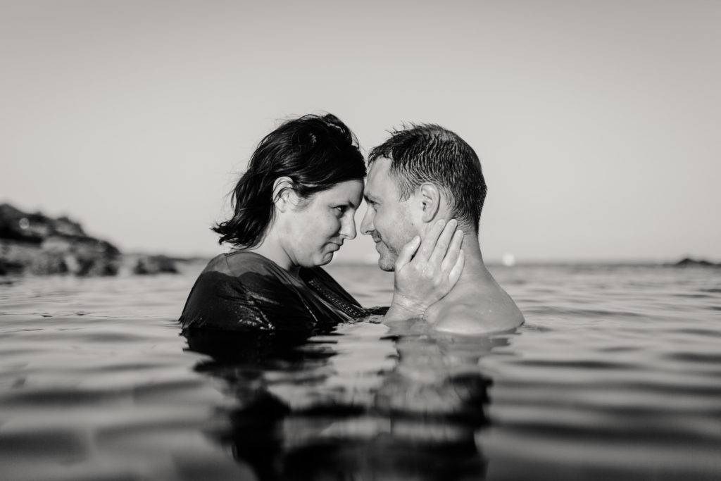 Séance photo de couple à la mer