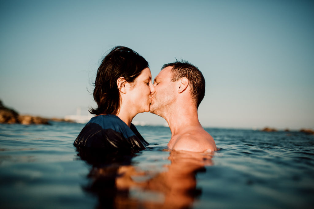 Séance photo de couple à la mer