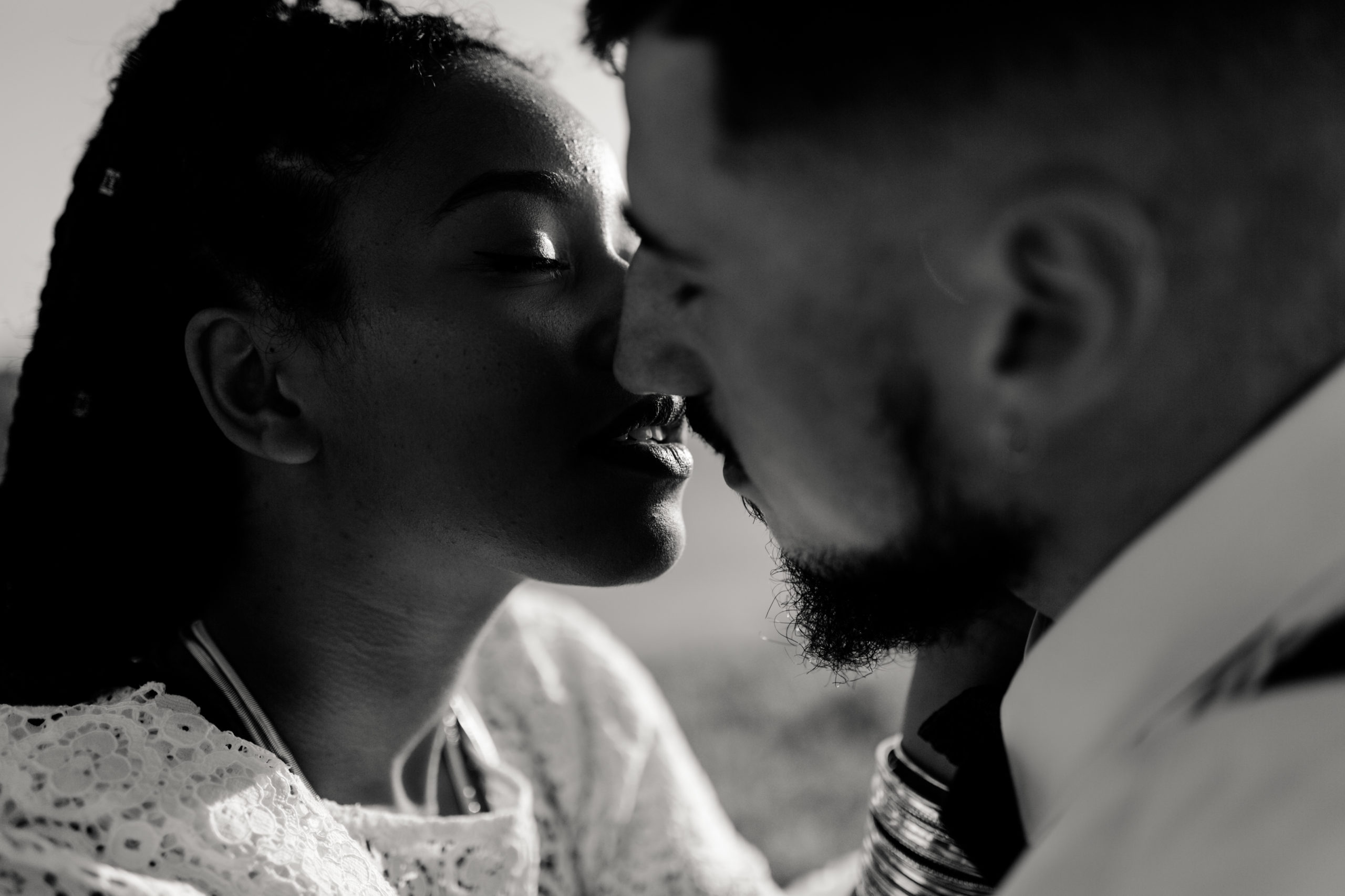 Couple s'embrassant sur les falaises d'etretat lors d'un shooting photo