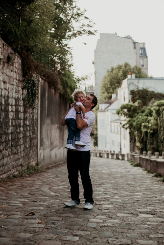 Rudy fait un bisous à Charly à Montmartre