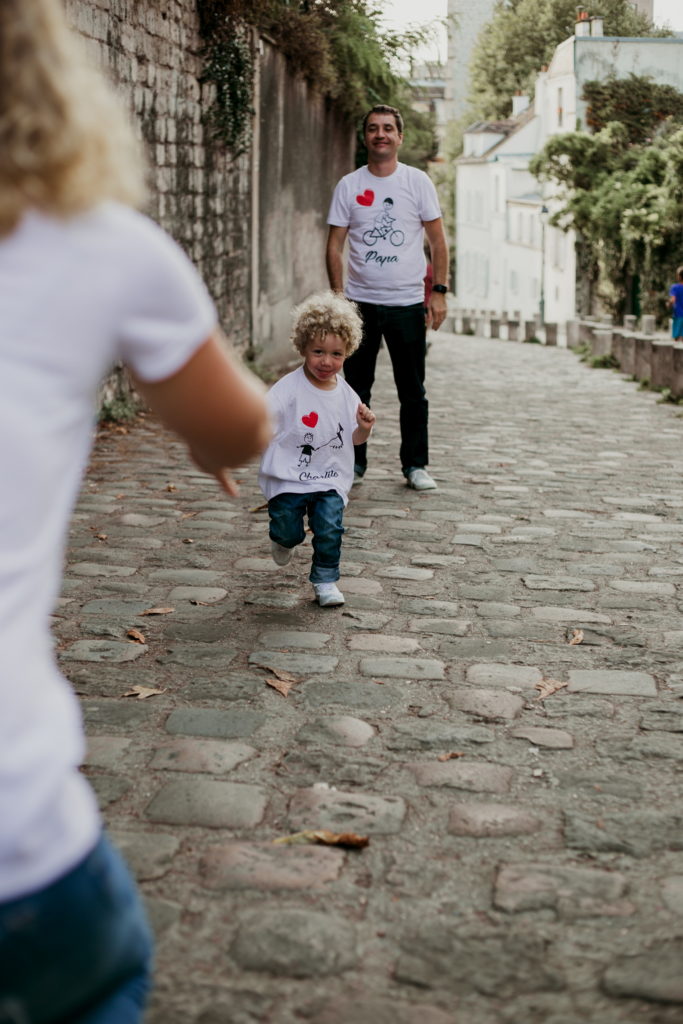 Charly court vers sa maman à Montmartre