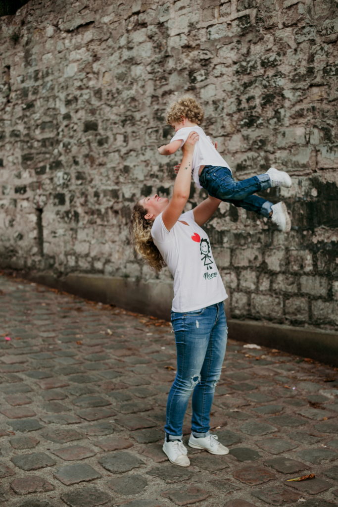 Marion fait l'avion avec Charly à Montmartre
