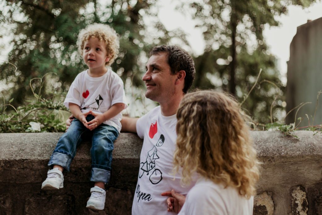 Famille observant un jongleur à Montmartre