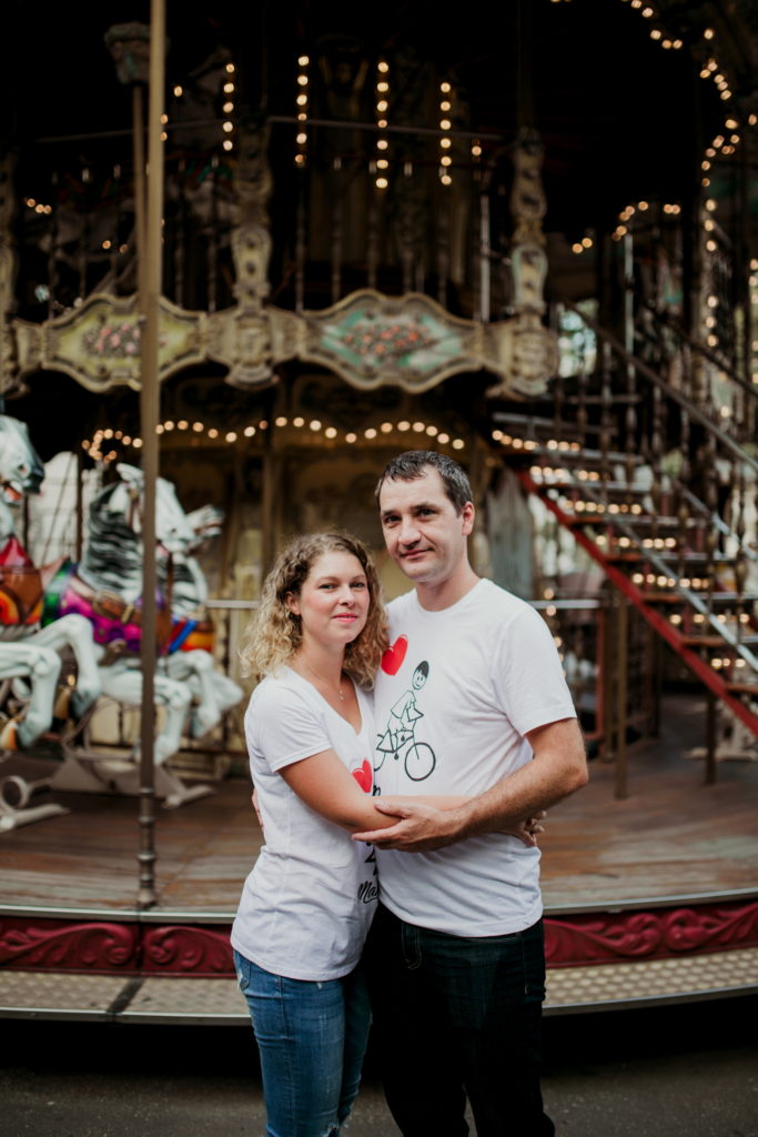 Photo de couple devant un manège à Montmartre