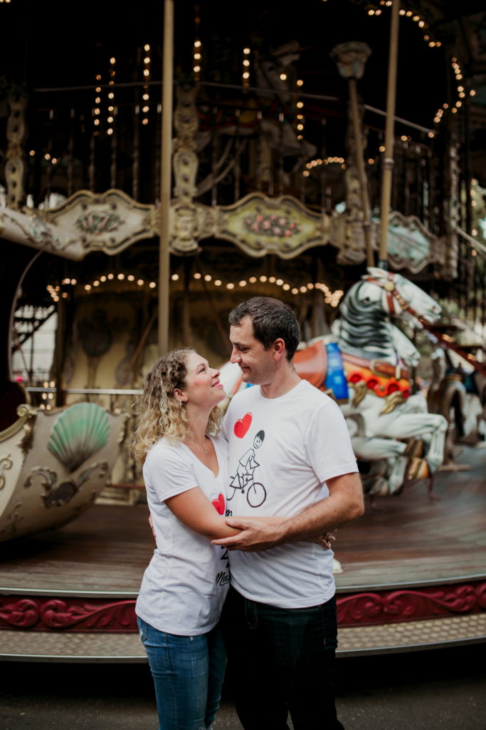 Photo de couple devant un manège à Montmartre