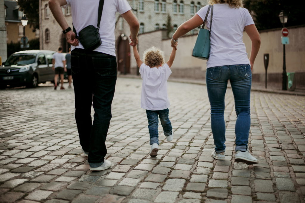 Rue de paris en famille à M