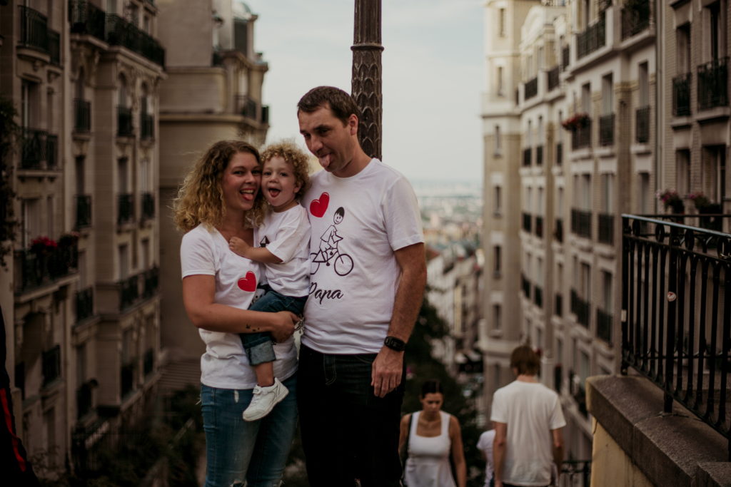 Famille en haut des escaliers de Montmartre