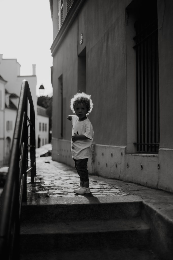 Charly nous montre quelque chose au loin à Montmartre