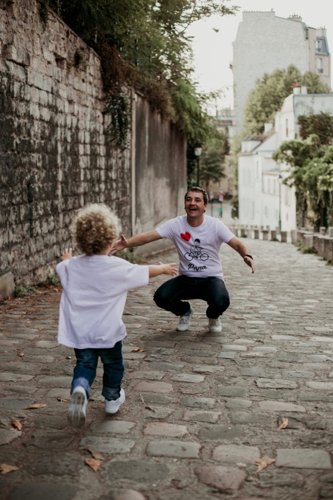 Charly court vers Rudy à Montmartre