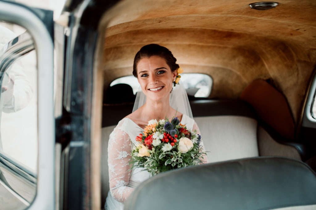 La mariée dans sa Citroën Traction