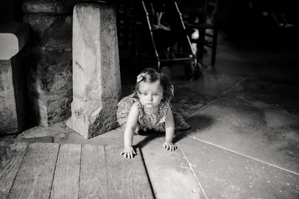Petite fille durant la cérémonie religieuse de l'église de Clamecy