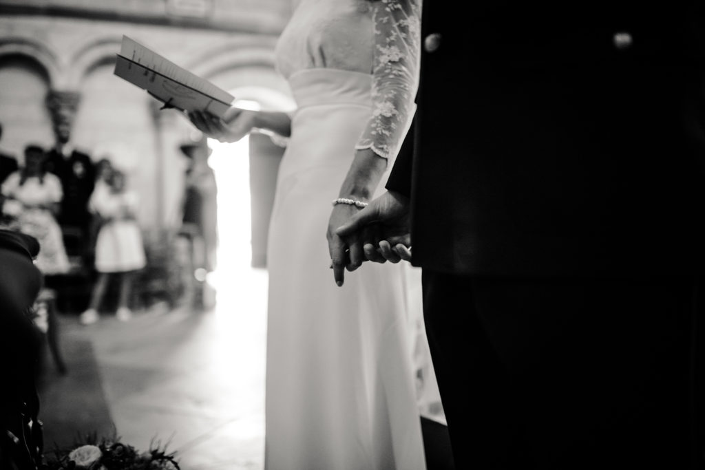 Les mariés main dans la main lors de la cérémonie religieuse