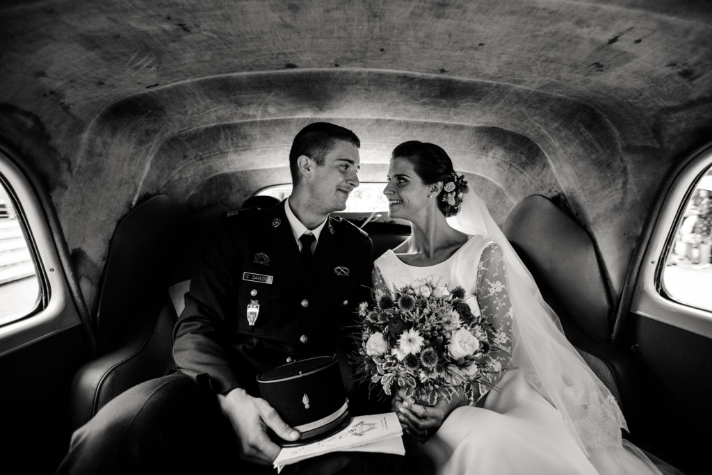 Les mariés dans la Citroën traction