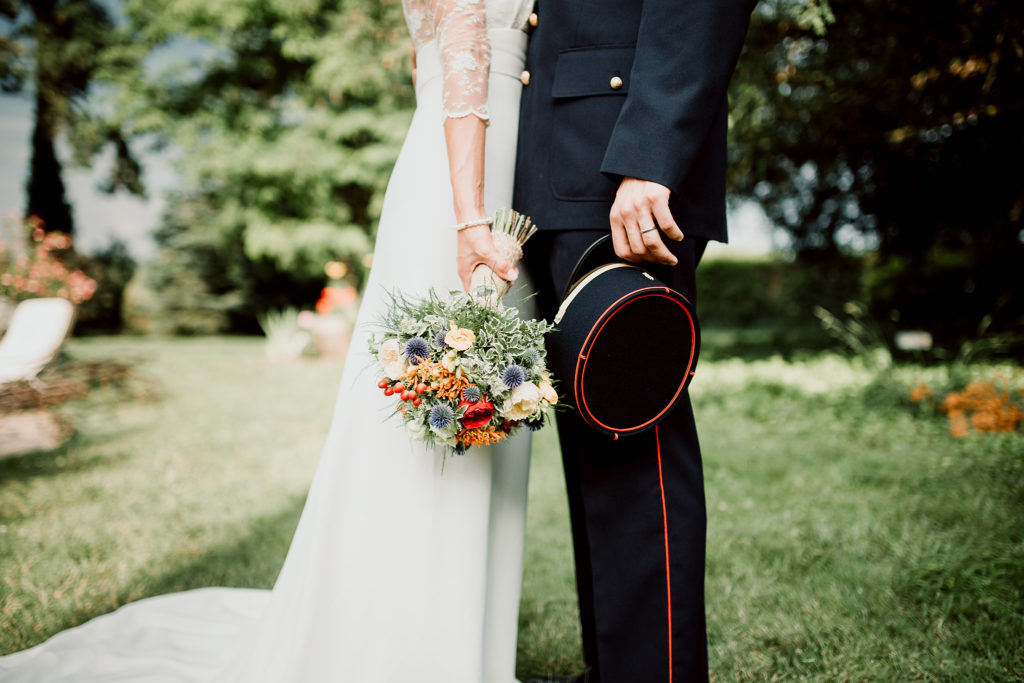 Photo des mariés dans la roseraie du Domaine du Bouloy