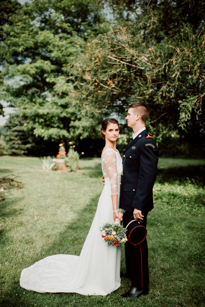 Photo des mariés dans la roseraie du Domaine du Bouloy