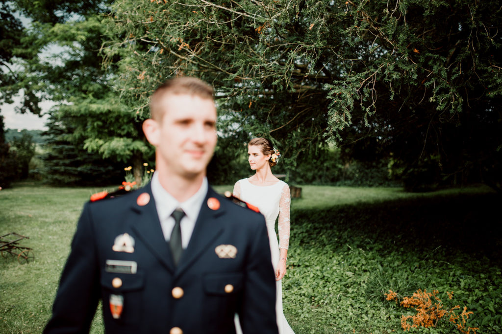 Photo des mariés dans la roseraie du Domaine du Bouloy