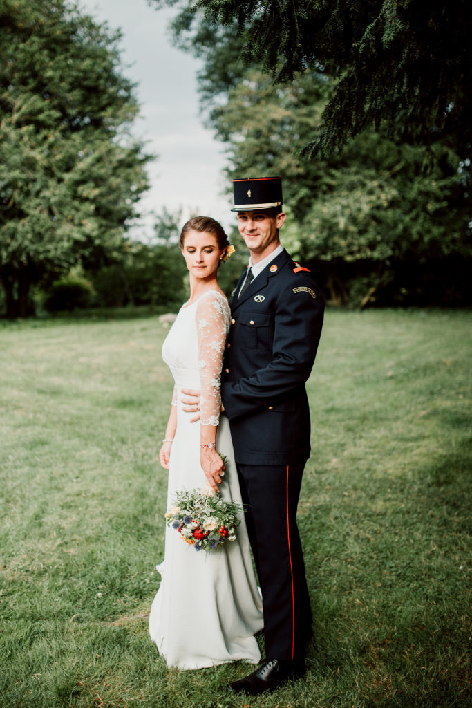 Photo des mariés dans la roseraie du Domaine du Bouloy