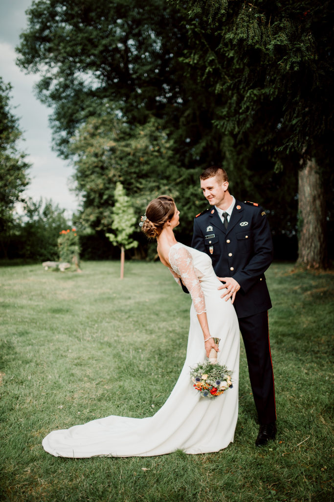 Photo des mariés dans la roseraie du Domaine du Bouloy