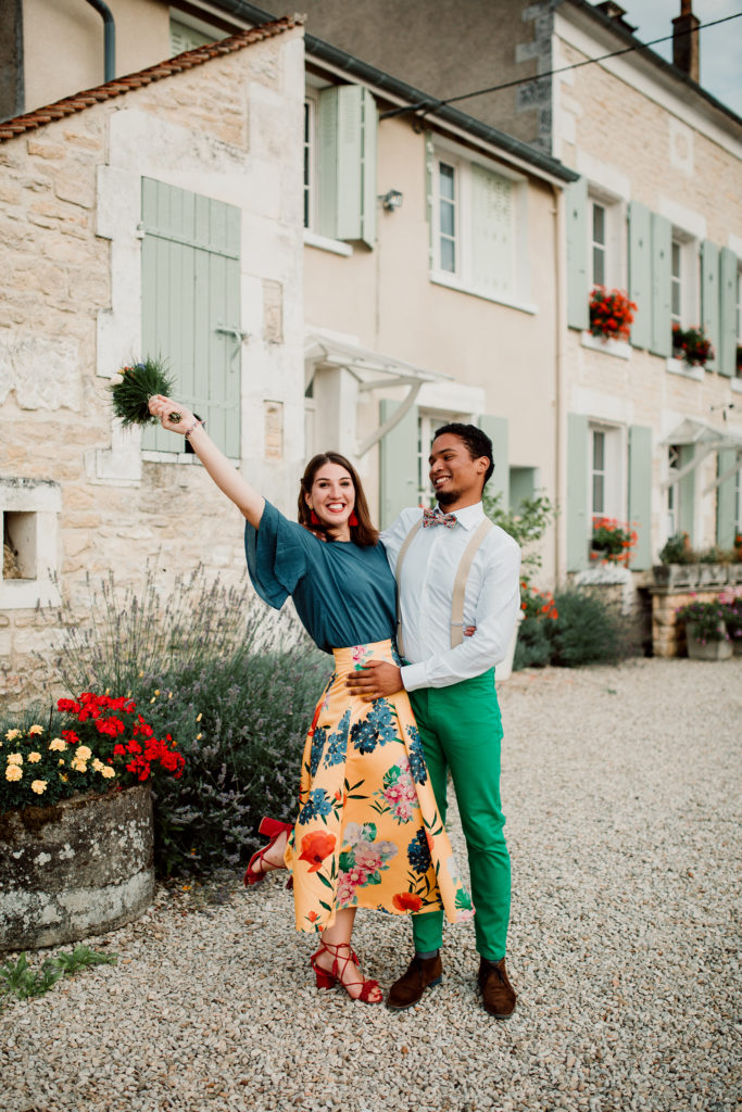 Femme ayant attrapée le bouquet de la mariée