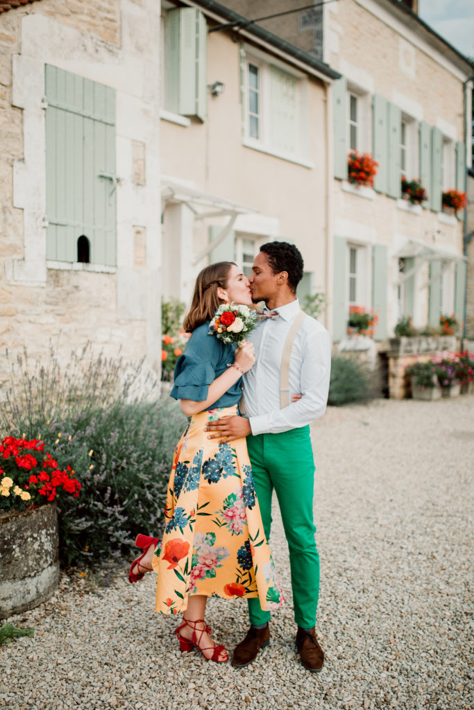 Femme ayant attrapée le bouquet de la mariée
