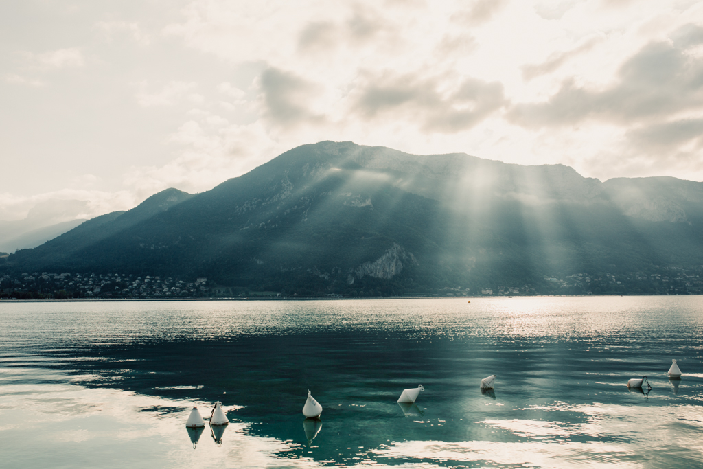 Bord du lac d'Annecy lors du mariage de Sunny & Benjamin