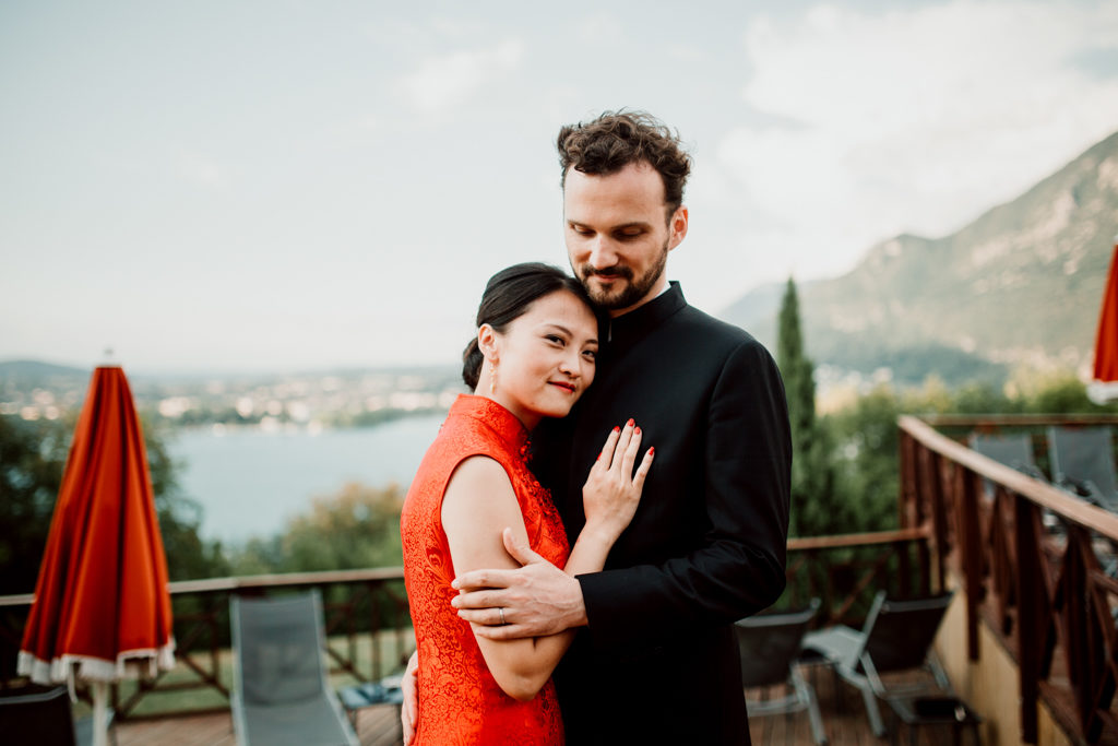 Photo du couple de marié sur la terrasse de l'Hotel Les Tresoms