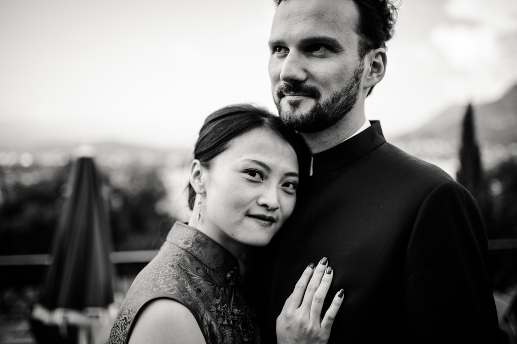 Photo du couple de marié sur la terrasse de l'Hotel Les Tresoms