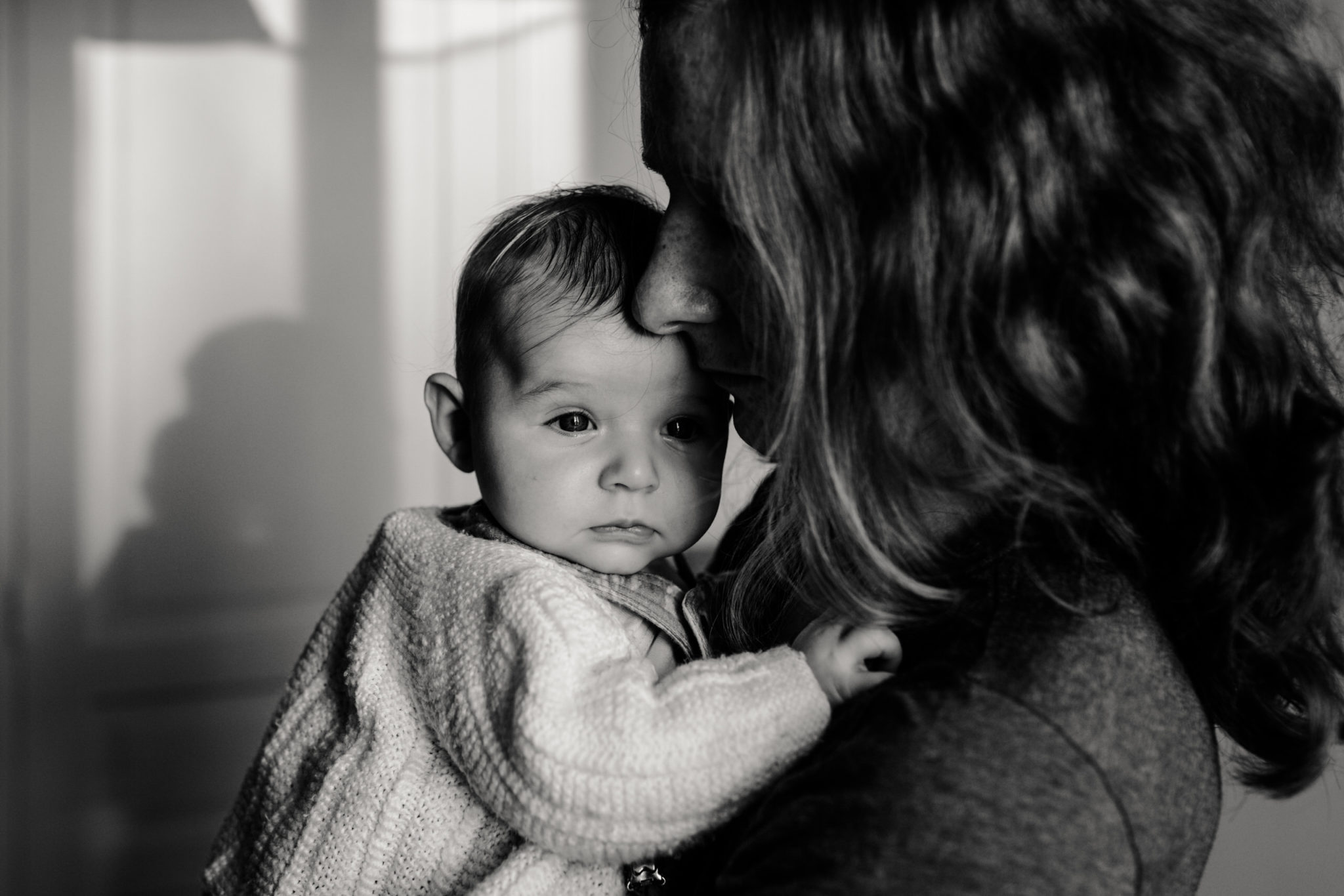 Mère faisant un câlin à sa fille lors d'un shooting photo lifestyle