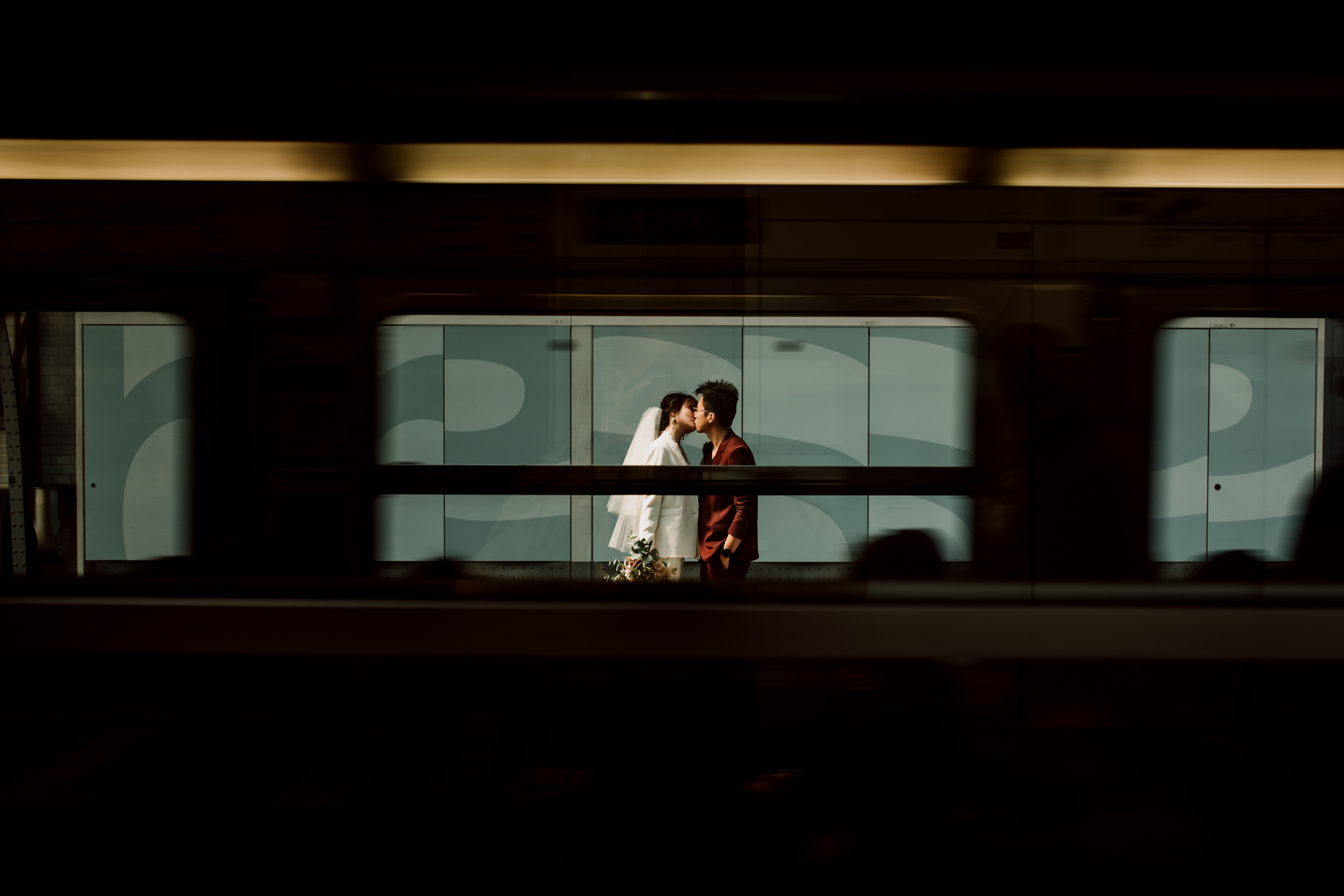 Photo de fiancés prises dans le métro de Bir Hakeim à Paris