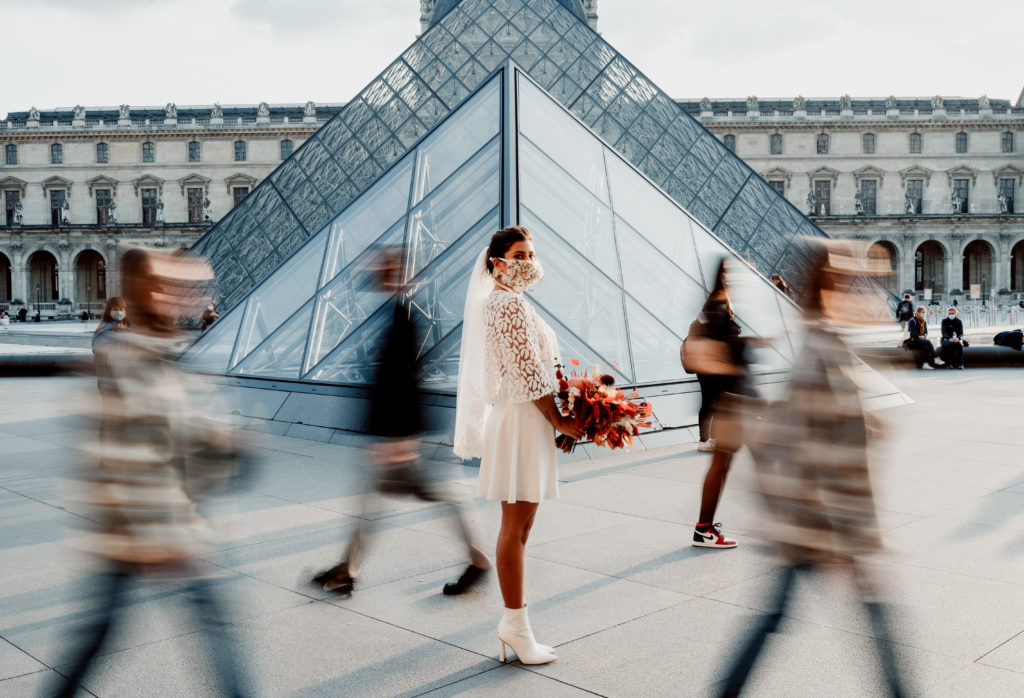 Mariée masque covid fleuri pyramide du Louvre Paris