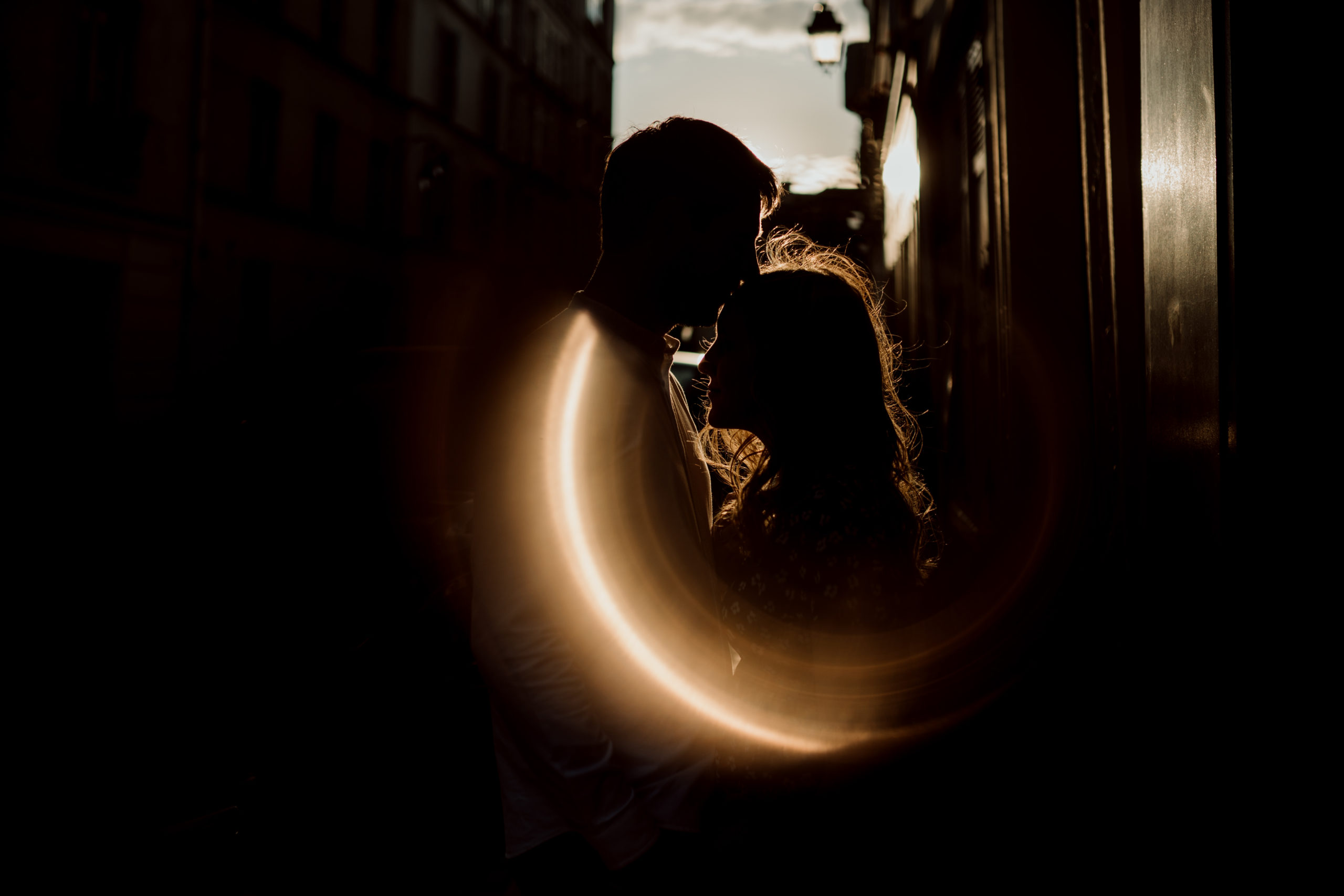 Couple au soleil couchant à Montmartre Paris