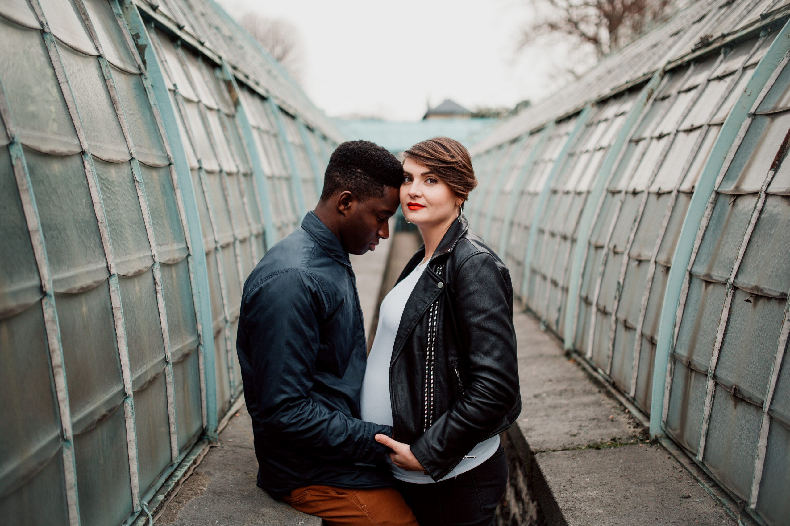 Couple aux Serres D'Auteuil à Paris lors d'une séance photo grossesse.