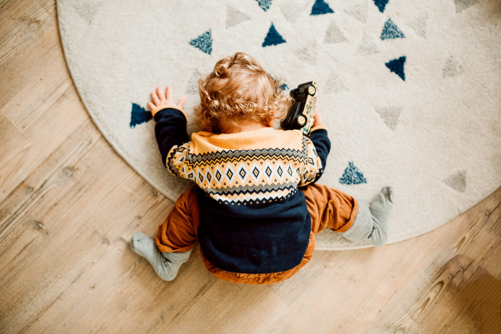 Léon fait l'acrobate dans sa chambre