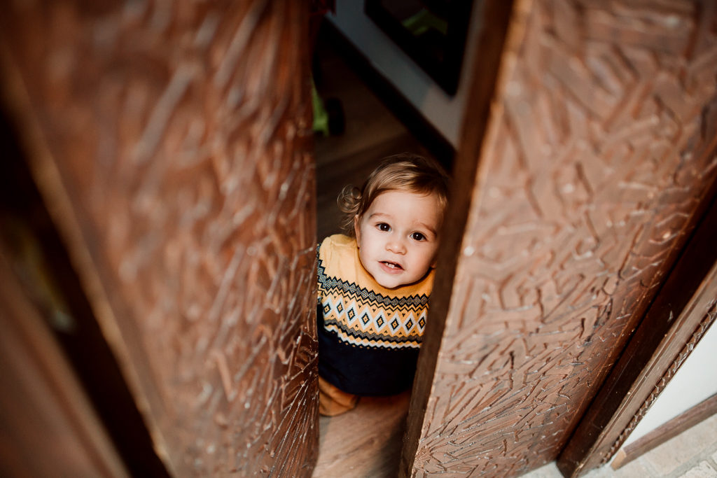 Léon jouant avec la porte lors d'un shooting lifestyle à domicile