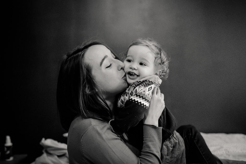 Jeanne embrasse son fils Léon