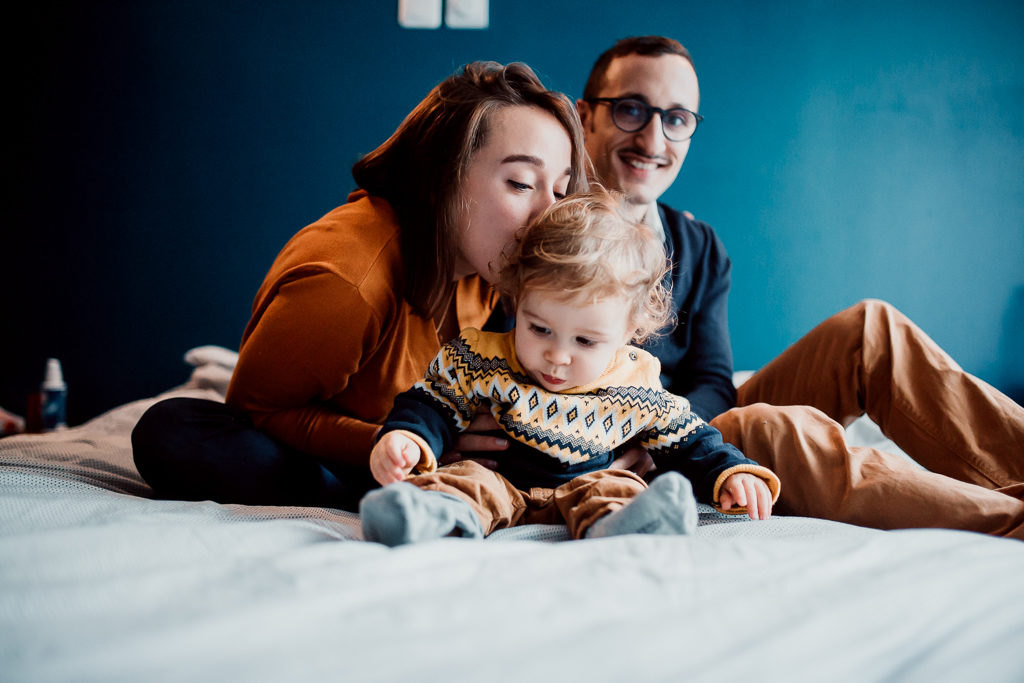 Jeanne fait un bisou à son fils