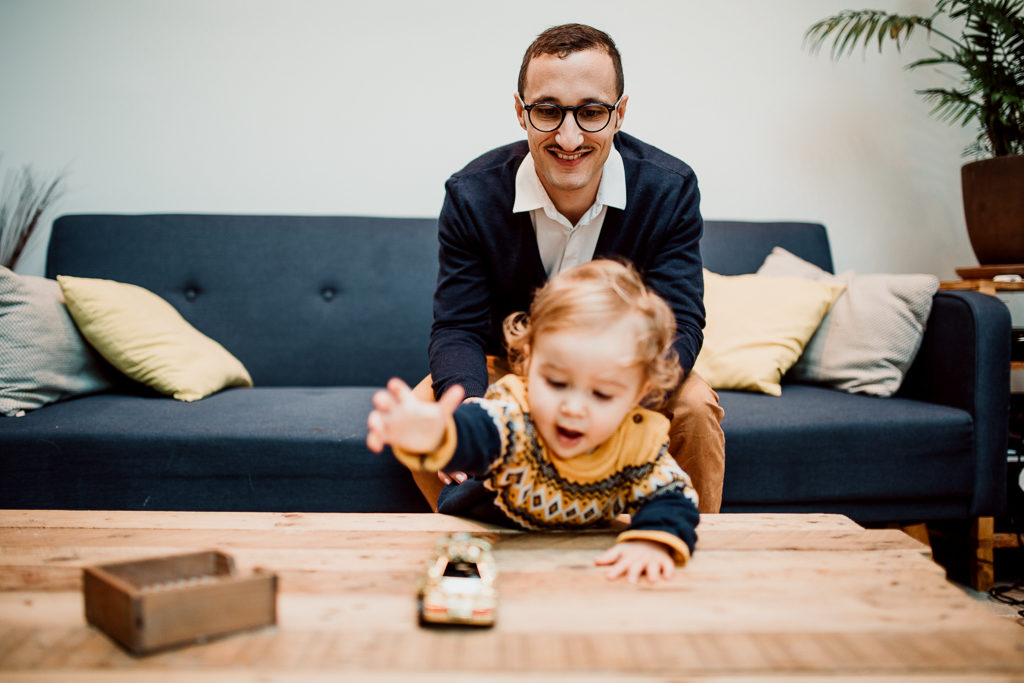 Romain regarde Léon jouer avec son jouet préféré