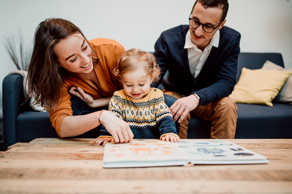 Moment lecture en famille dans le salon