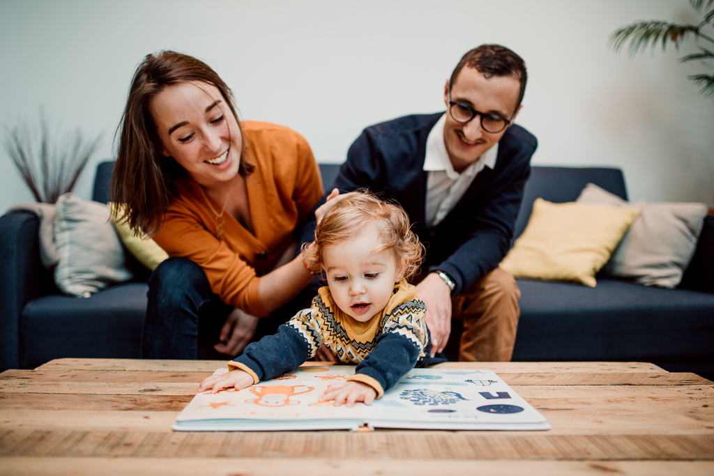 Séance lecture en famille durant un shooting photo lifestyle