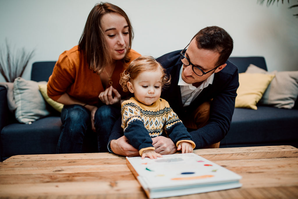 Moment lecture en famille dans le salon