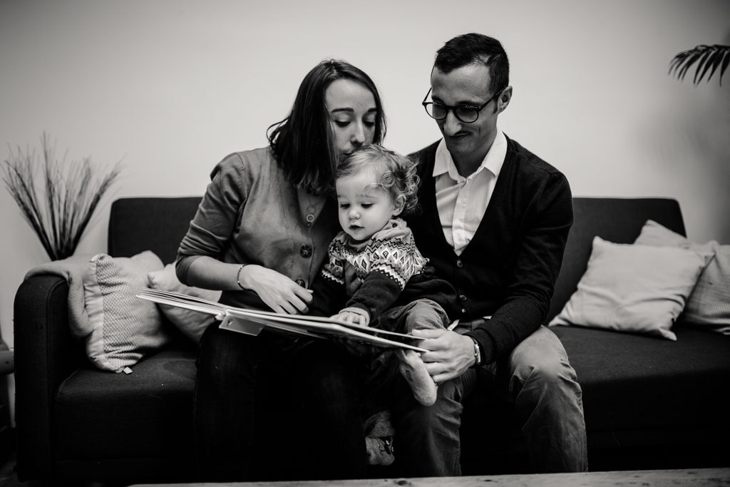 Moment lecture en famille dans le salon