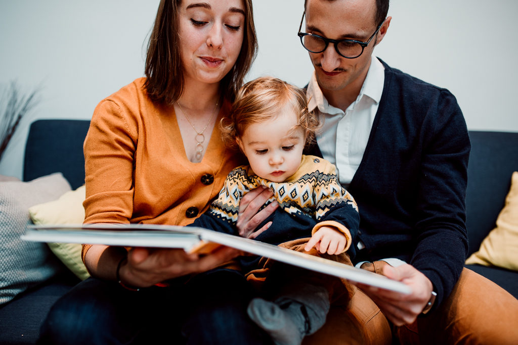 Moment lecture en famille dans le salon