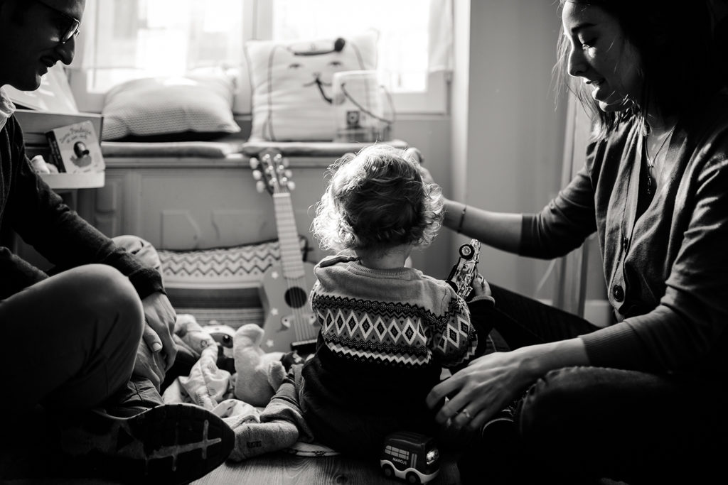 Léon et ses parents en train de jouer dans sa chambre