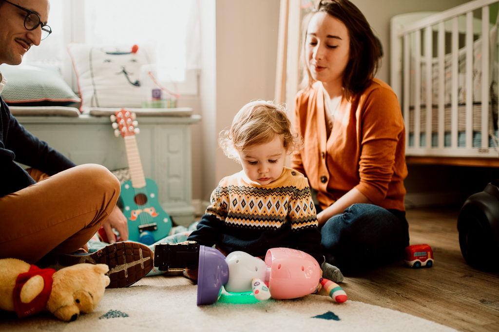 Léon et ses parents en train de jouer dans sa chambre