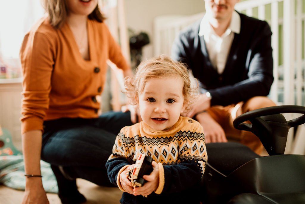Léon et ses parents en train de jouer dans sa chambre