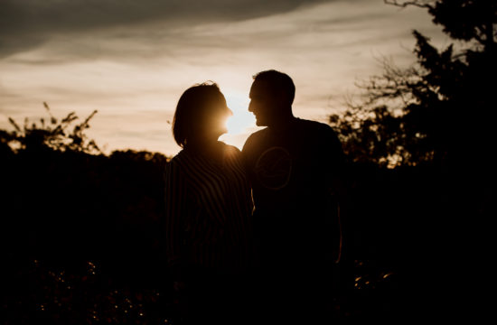 Photo d'un couple prise en contre-jour aux Buttes Chaumont