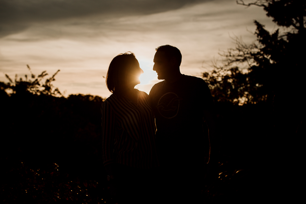 Photo d'un couple prise en contre-jour aux Buttes Chaumont